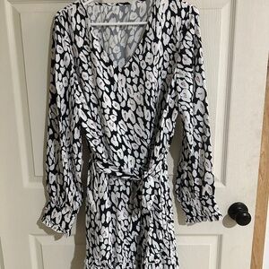 Women’s long sleeve V-neck tie waist dress